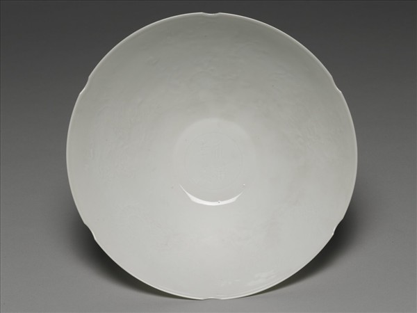 甜白五龍紋葵瓣口碗