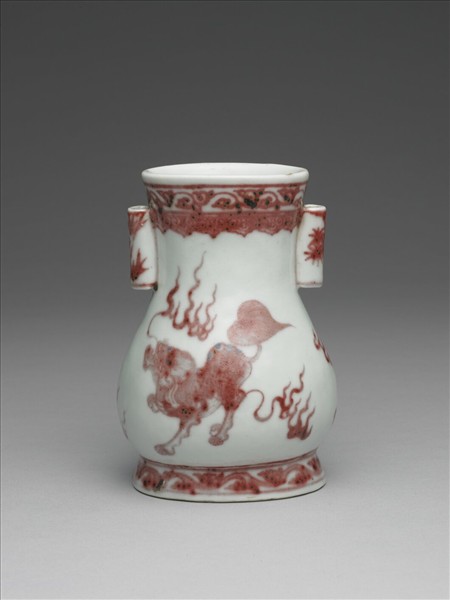 釉裡紅異獸紋貫耳壺