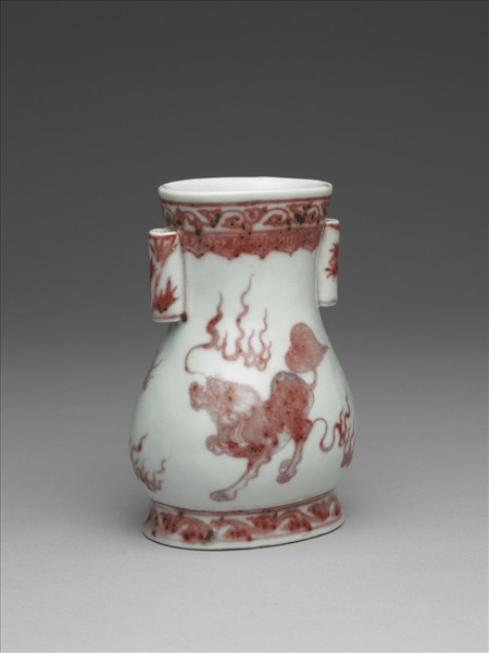 釉裡紅異獸紋貫耳壺