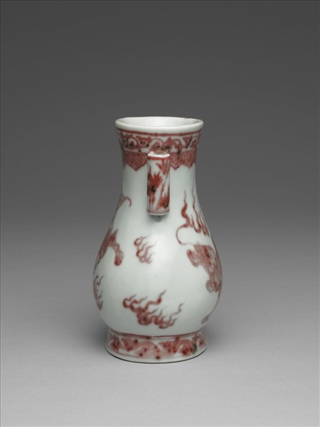 釉裡紅異獸紋貫耳壺