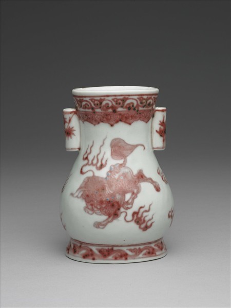 釉裡紅異獸紋貫耳壺