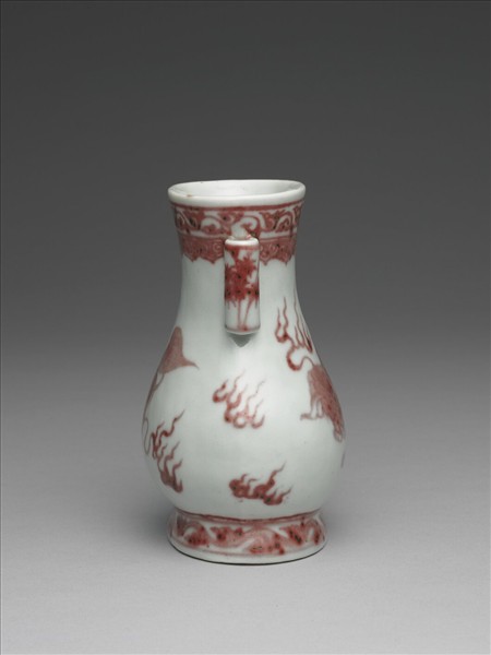 釉裡紅異獸紋貫耳壺