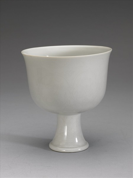 甜白番蓮八寶紋高足杯