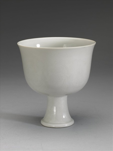 甜白番蓮八寶紋高足杯