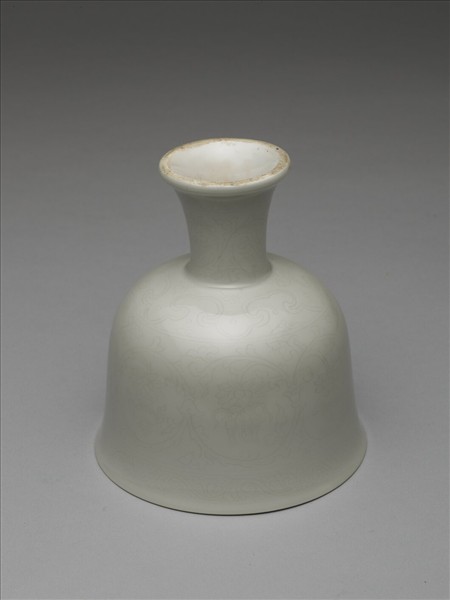 甜白番蓮八寶紋高足杯