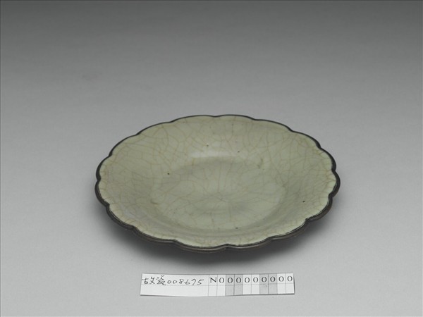 青瓷花口盤