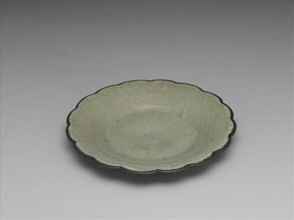 青瓷花口盤