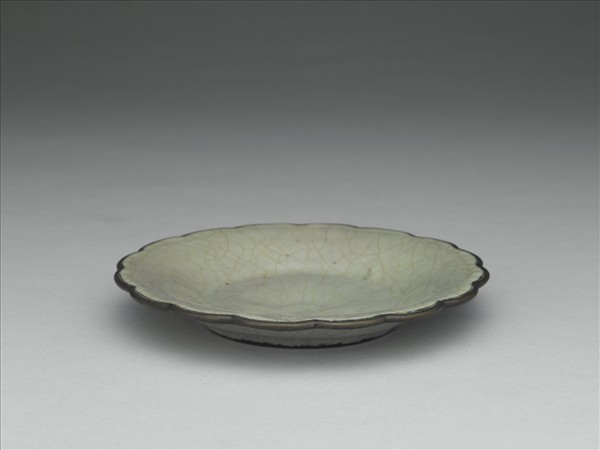 青瓷花口盤