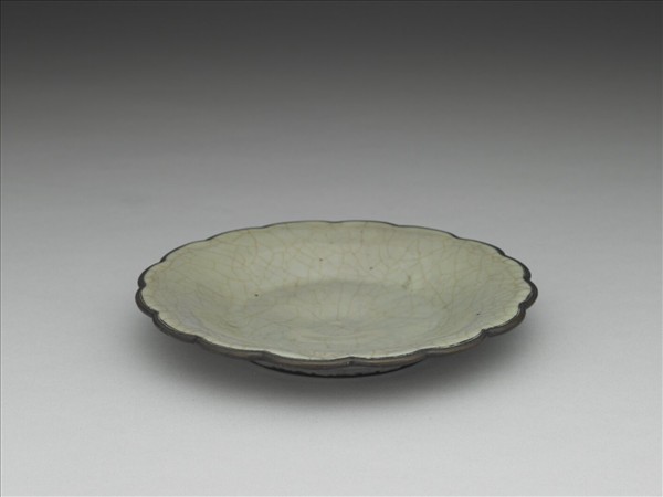 青瓷花口盤