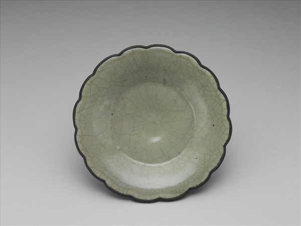 青瓷花口盤