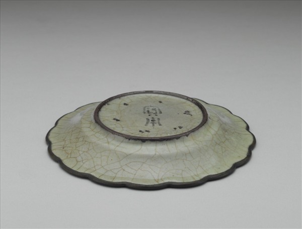 青瓷花口盤