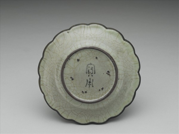青瓷花口盤