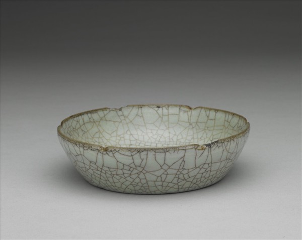 官窯 青瓷葵口洗 (「古」字銘)