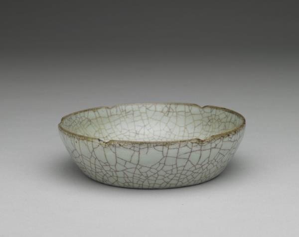 官窯青瓷葵口洗(「古」字銘) - 故宮