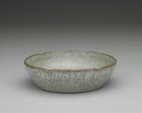 官窯 青瓷葵口洗 (「古」字銘)