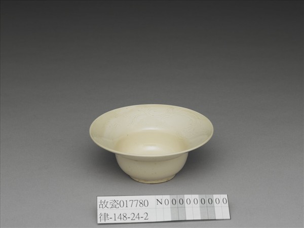 彭窯 白瓷劃花螭龍紋杯