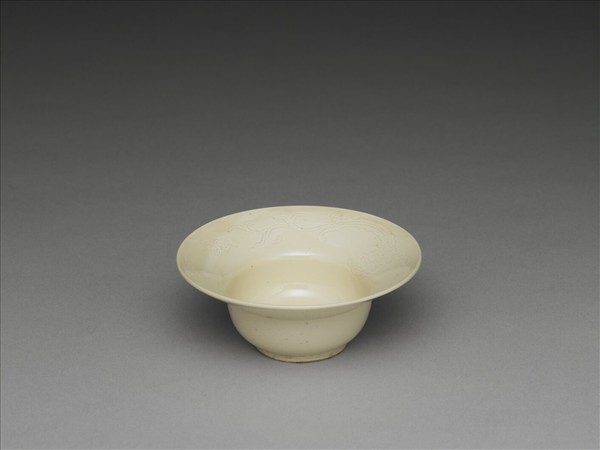 彭窯 白瓷劃花螭龍紋杯