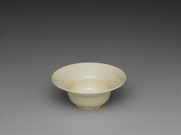 彭窯 白瓷劃花螭龍紋杯