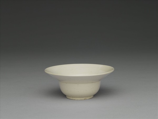 彭窯 白瓷劃花螭龍紋杯