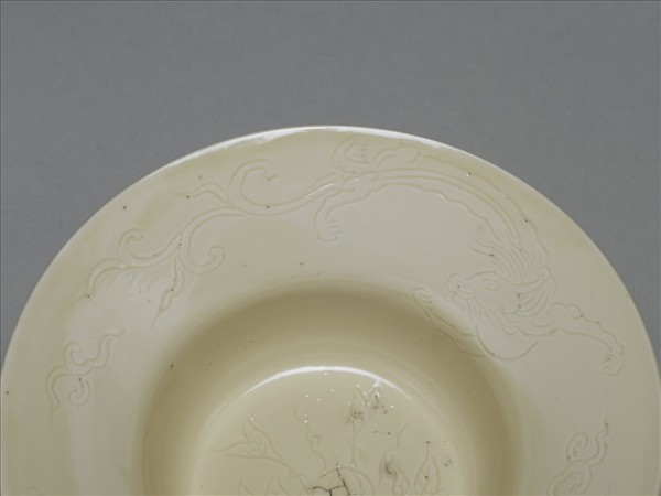 彭窯 白瓷劃花螭龍紋杯