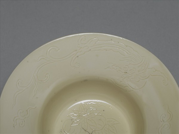 彭窯 白瓷劃花螭龍紋杯