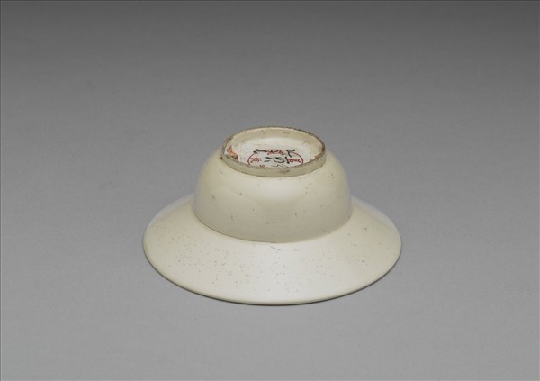 彭窯 白瓷劃花螭龍紋杯