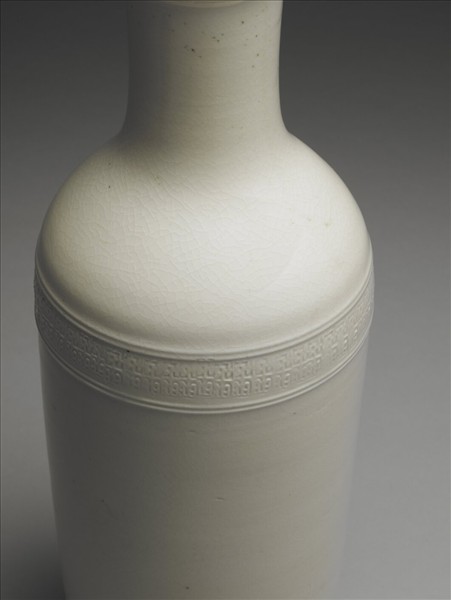 白瓷印花長頸瓶