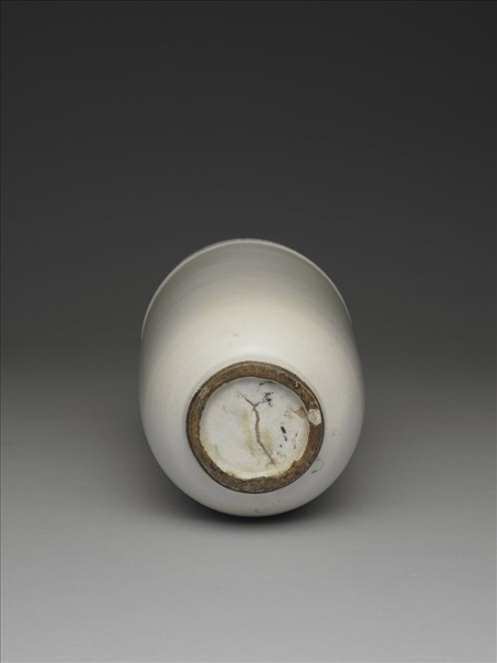 白瓷印花長頸瓶