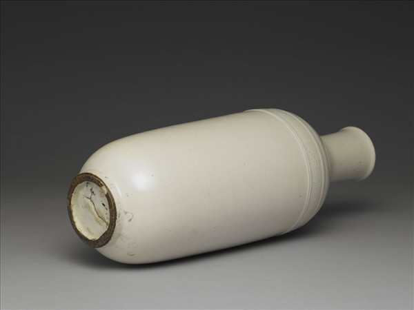 白瓷印花長頸瓶