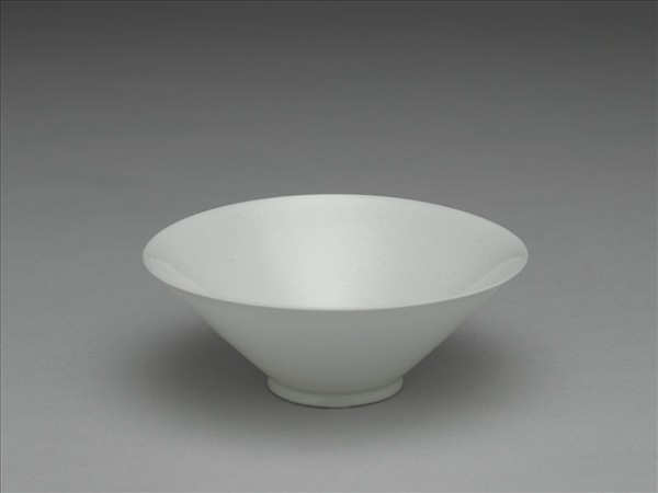 甜白番蓮八寶紋撇口小碗