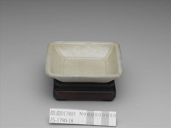 白瓷印花菊花方洗