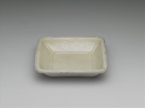 白瓷印花菊花方洗