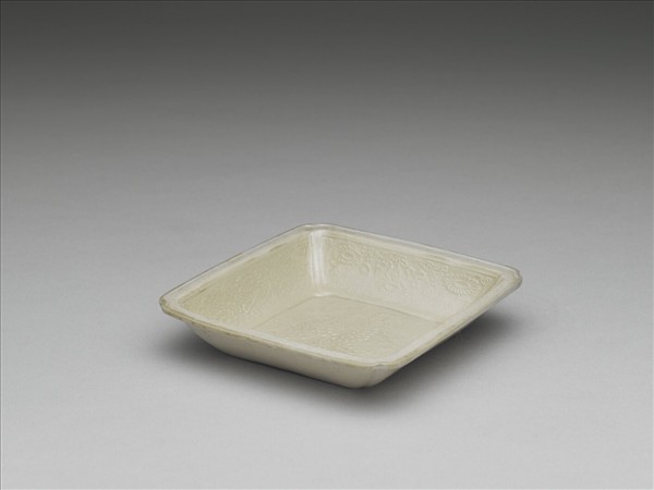 白瓷印花菊花方洗