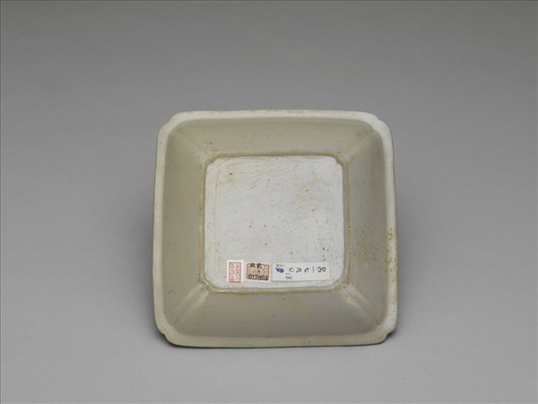 白瓷印花菊花方洗