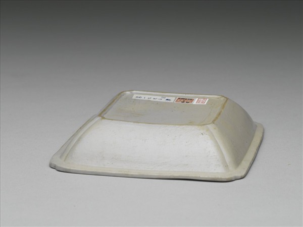 白瓷印花菊花方洗