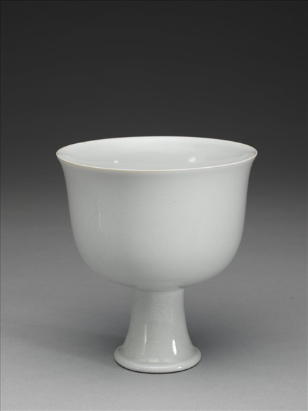 甜白番蓮八寶紋高足杯