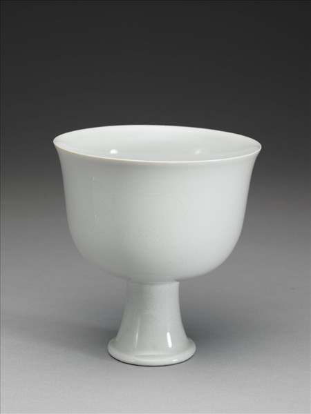 甜白番蓮八寶紋高足杯