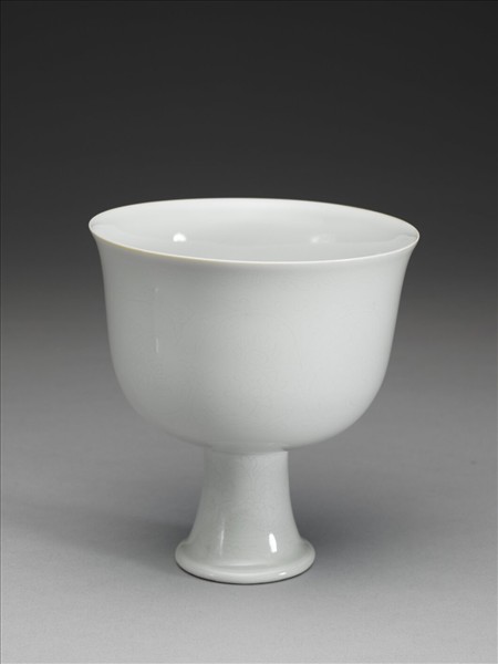 甜白番蓮八寶紋高足杯