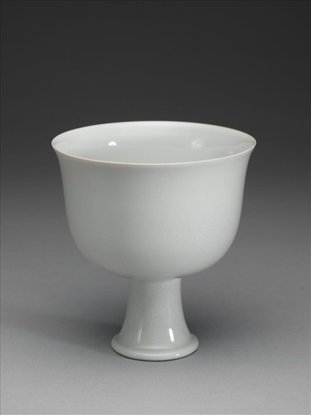 甜白番蓮八寶紋高足杯