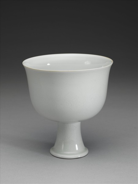 甜白番蓮八寶紋高足杯