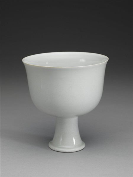 甜白番蓮八寶紋高足杯