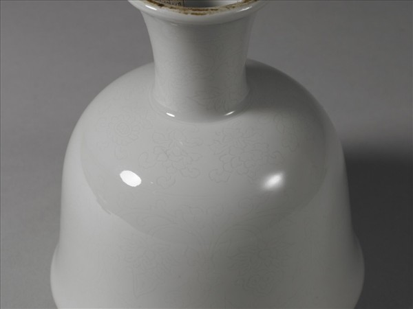 甜白番蓮八寶紋高足杯