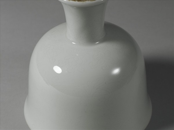 甜白番蓮八寶紋高足杯