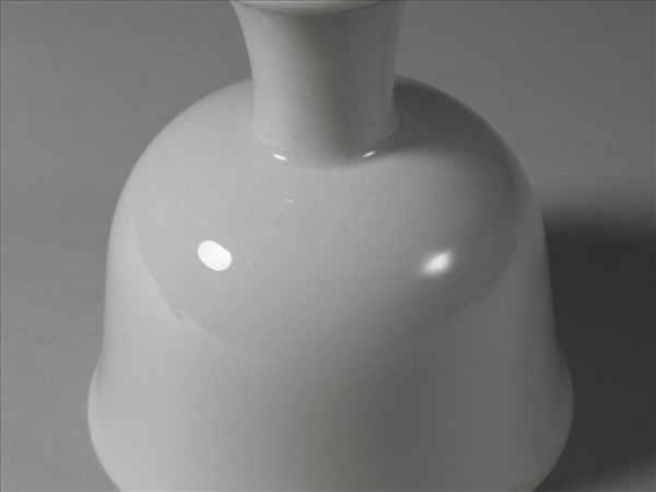 甜白番蓮八寶紋高足杯