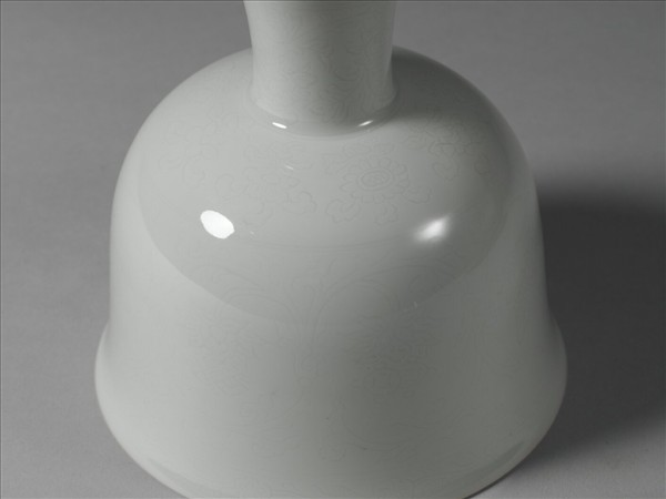 甜白番蓮八寶紋高足杯