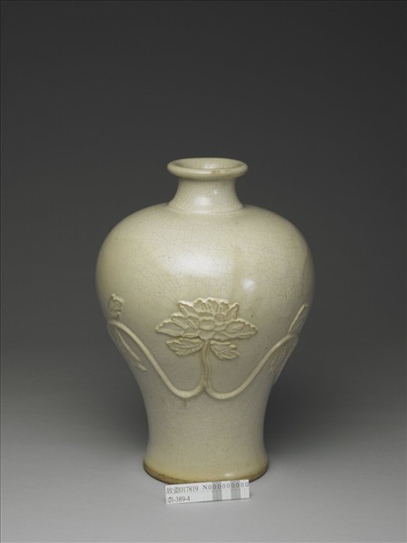 石灣窯 白釉貼花纏枝牡丹梅瓶