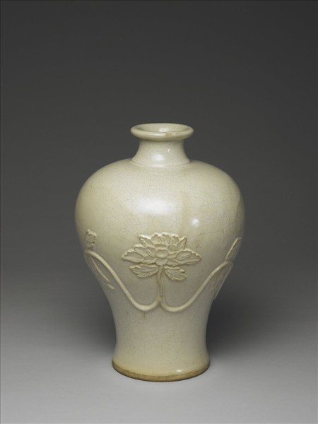 石灣窯 白釉貼花纏枝牡丹梅瓶