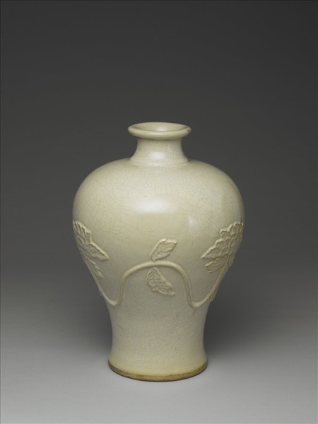 石灣窯 白釉貼花纏枝牡丹梅瓶