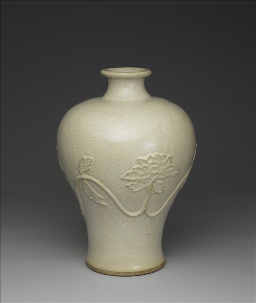 石灣窯 白釉貼花纏枝牡丹梅瓶