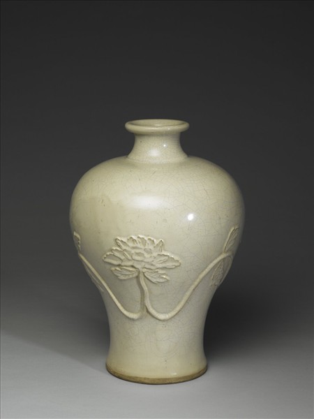 石灣窯 白釉貼花纏枝牡丹梅瓶